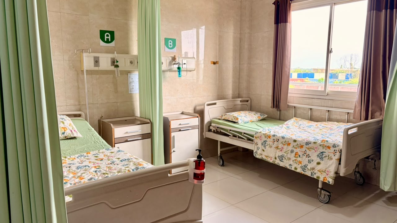 Kamar rawat inap Kelas 1 RSI Aminah Sidoarjo