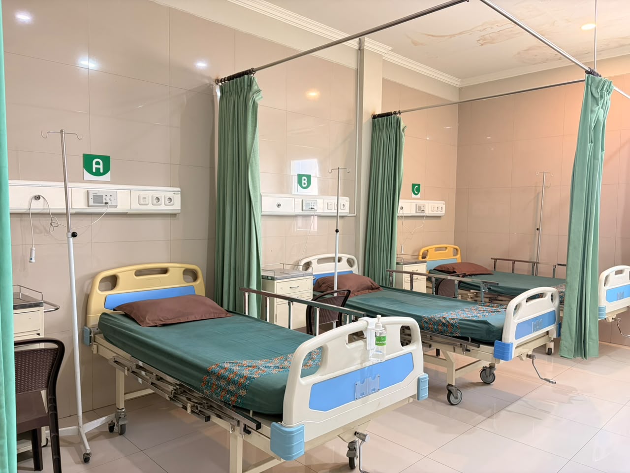 Kamar rawat inap Kelas 2 RSI Aminah Sidoarjo