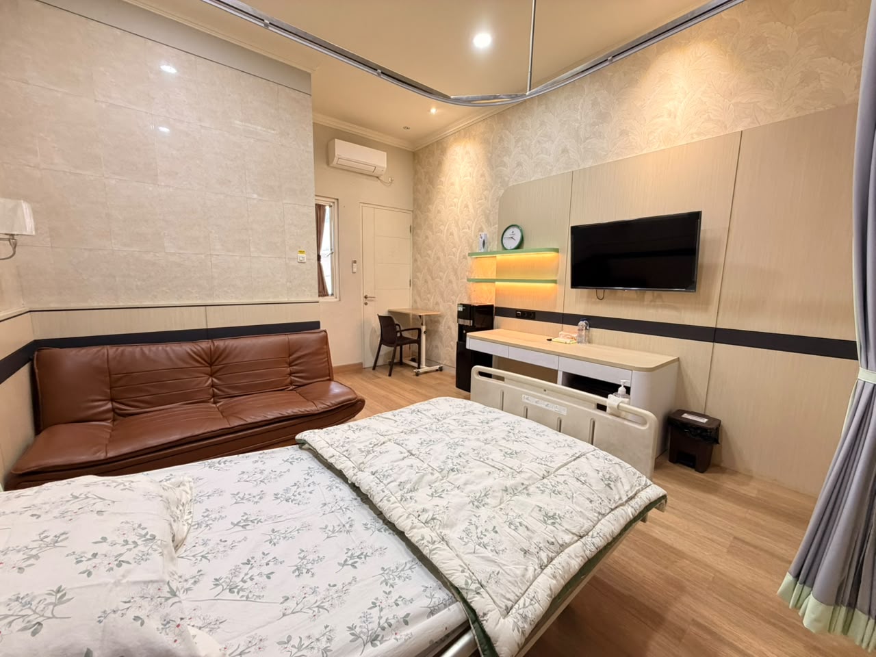 Kamar rawat inap VIP RSI Aminah Sidoarjo